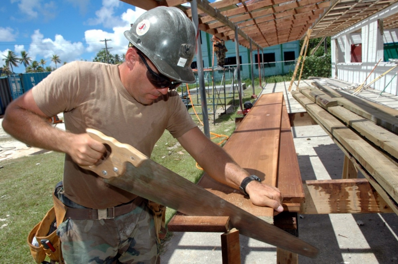 charpentier-FAYENCE-min_worker_construction_building_carpenter_male_job_build_helmet-893290